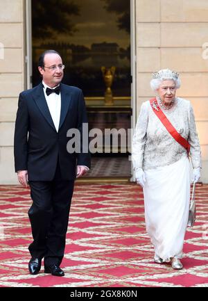 Königin Elizabeth II und der französische Präsident Francois Hollande kommen am 6. Juni 2014 zu einem Staatsbankett im Elysée-Palast in Paris an. Stockfoto