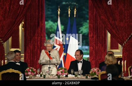 Königin Elizabeth ll hält am 6. Juni 2014 eine Rede während eines Staatsbanketts zu ihren Ehren, das vom französischen Präsidenten Francois Hollande im Elysée-Palast in Paris veranstaltet wird. Stockfoto