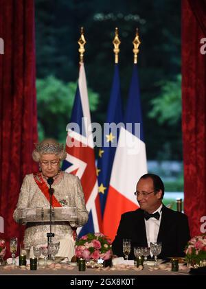 Königin Elizabeth ll hält am 6. Juni 2014 eine Rede während eines Staatsbanketts zu ihren Ehren, das vom französischen Präsidenten Francois Hollande im Elysée-Palast in Paris veranstaltet wird. Stockfoto