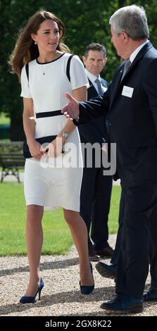 Catherine, Herzogin von Cambridge, trägt ein stilvolles weißes Jaegar-Etuikleid und trifft Sir Keith Mills während eines Besuchs im National Maritime Museum in Greenwich, London. Stockfoto