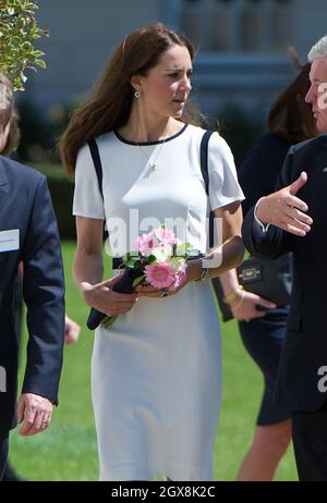 Catherine, Herzogin von Cambridge, in einem eleganten weißen Jaegar-Etuikleid, besucht das National Maritime Museum in Greenwich, London. Stockfoto