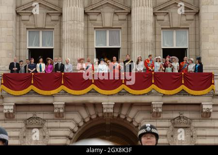Camilla, Herzogin von Cornwall, Prinz Charles, Prinz von Wales, Prinzessin Eugenie, Königin Elizabeth II, Prinz Philip, Herzog von Edinburgh, Prinz Harry, Catherine, Die Herzogin von Cambridge, Prinz William, Herzog von Cambridge und erweiterte Mitglieder der königlichen Familie stehen auf dem Balkon des Buckingham Palace nach der Zeremonie der Farbtrooping-Zeremonie in London am 14. Juni 2014. Stockfoto