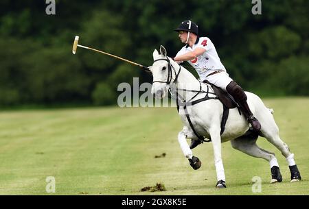 Prinz William, Duke of Cambridge, spielt am 15. Juni 2014 in einem wohltätigen Polospiel im Cirencester Park Polo Club. Stockfoto