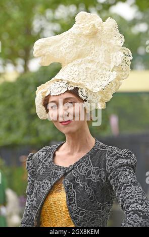 Ein Rennfahrer in einem modischen Hut nimmt am 19. Juni 2014 am Ladies Day im Royal Ascot Teil. Stockfoto