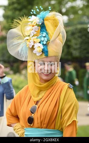 Ein Rennfahrer in einem modischen Hut nimmt am 19. Juni 2014 am Ladies Day im Royal Ascot Teil. Stockfoto