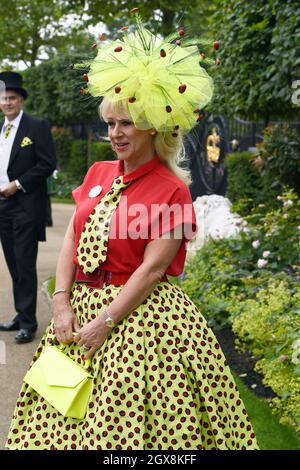 Ein Rennfahrer in einem modischen Hut nimmt am 19. Juni 2014 am Ladies Day im Royal Ascot Teil. Stockfoto