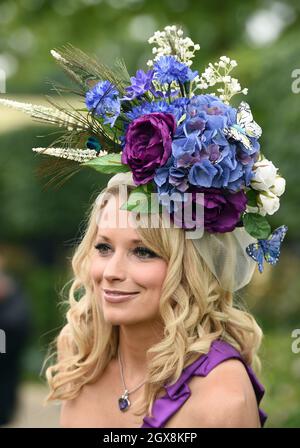 Ein Rennfahrer in einem modischen Hut nimmt am 19. Juni 2014 am Ladies Day im Royal Ascot Teil. Stockfoto