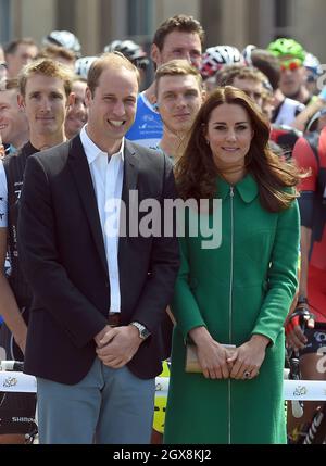 Prinz William, Herzog von Cambridge und Catherine, Herzogin von Cambridge, posieren mit Radfahrern beim offiziellen Start der Tour de France am 05. Juli 2014 im Harewood House in Yorkshire, England. Stockfoto