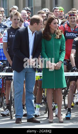 Prinz William, Herzog von Cambridge und Catherine, Herzogin von Cambridge, posieren mit Radfahrern beim offiziellen Start der Tour de France am 05. Juli 2014 im Harewood House in Yorkshire, England. Stockfoto