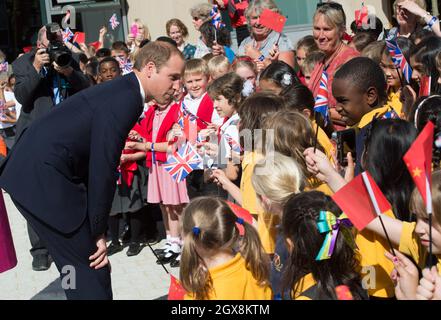 Prinz William, Herzog von Cambridge, trifft Schulkinder während der Eröffnung des Dickson Poon University of Oxford China Center Building am 8. September 2014. Der Prinz kam ohne seine Frau an, da bekannt wurde, dass die Herzogin mit ihrem zweiten Kind schwanger ist und an akuter Morgendkrankheit leidet. Stockfoto