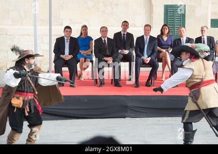 Prinz William, Herzog von Cambridge, beobachtet einen historischen Festzug auf dem St. George's Square, Valetta, während eines offiziellen Besuchs auf Malta am 20. September 2014. Der Prinz war in letzter Minute Ersatz für seine Frau, die Herzogin von Cambridge, zog aus wegen schwerer Morgendkrankheit. Stockfoto