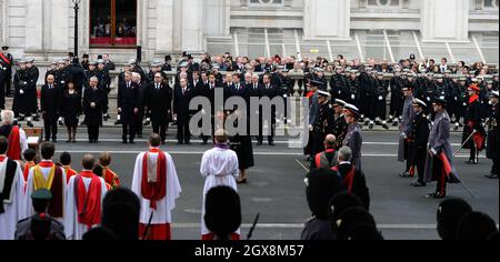 Mitglieder der britischen Königsfamilie und Politiker nehmen am 9. November 2014 am jährlichen Gedenksonntag im Cenotaph in London Teil. Stockfoto