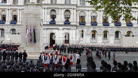 Mitglieder der britischen Königsfamilie und Politiker nehmen am 9. November 2014 am jährlichen Gedenksonntag im Cenotaph in London Teil. Stockfoto