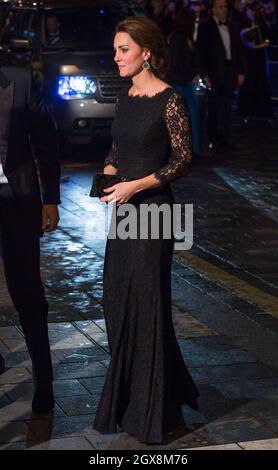 Catherine, Herzogin von Cambridge, nimmt am 13. November 2014 an der Royal Variety Performance im Londoner Palladium Teil. Die Herzogin trägt ein schwarzes Diana von Furstenburg Spitzenkleid. Stockfoto