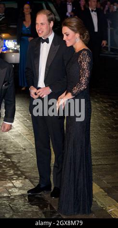 Prinz William, Herzog von Cambridge und Catherine, Herzogin von Cambridge, besuchen am 13. November 2014 die Royal Variety Performance im Londoner Palladium. Die Herzogin trägt ein schwarzes Diana von Furstenburg Spitzenkleid. Stockfoto