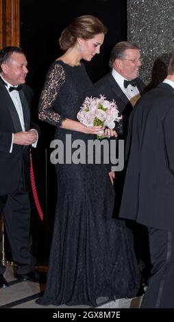 Catherine, Herzogin von Cambridge, nimmt am 13. November 2014 an der Royal Variety Performance im Londoner Palladium Teil. Die Herzogin trägt ein schwarzes Diana von Furstenburg Spitzenkleid. Stockfoto