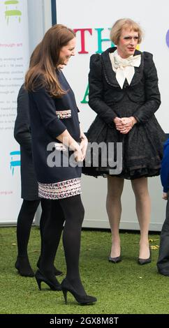 Catherine, Herzogin von Cambridge, trägt ein locker anliegender Umstandsanzug von Madderson und trifft den Turner Primary-Gewinner Grayson Perry während eines Besuchs der Barlby Primary School in West London, um am 15. Januar 2015 offiziell den Clore Art Room zu benennen. Stockfoto