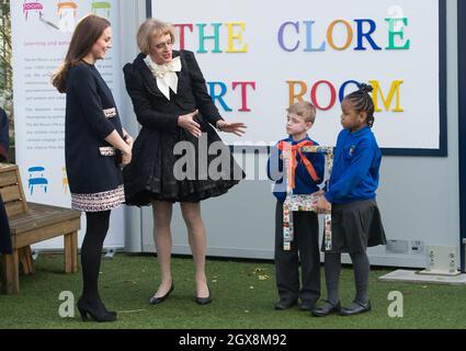 Catherine, Herzogin von Cambridge, trägt ein lockeres, passendes Mutterschaftskleid von Madderson und wird mit einem Pint-großen bedruckten Stuhl präsentiert, möglicherweise ein Geschenk für Prinz William, Während ihres Besuchs an der Barlby Primary School in West London, um am 15. Januar 2015 offiziell den Clore Art Room zu benennen, unterhielt sie sich mit dem mit dem Turner Prize ausgezeichneten Künstler Grayson Perry. Stockfoto