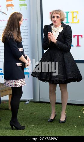 Catherine, Herzogin von Cambridge, trägt ein locker anliegender Umstandsanzug von Madderson und chattet mit dem mit dem Turner-Preis ausgezeichneten Crossdressing-Künstler Grayson Perry während eines Besuchs der Barlby Primary School in West London, um am 15. Januar 2015 offiziell den Clore Art Room zu benennen. Stockfoto