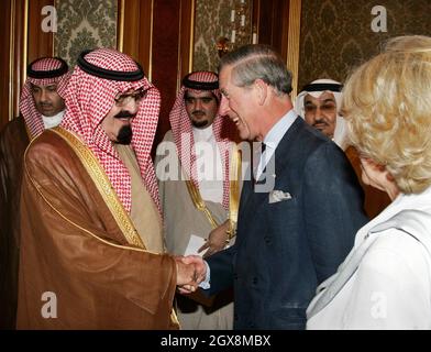 Prinz Charles, Prinz von Wales, schüttelt am 25. März 2006 in Riad, Saudi-Arabien, König Abdullah die Hände. Stockfoto