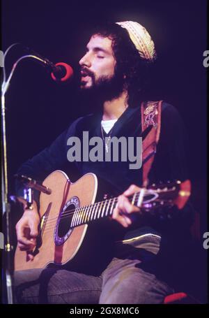 CAT Stevens, heute bekannt als Yusuf Islam, im Konzert 1975 abgebildet. Stockfoto