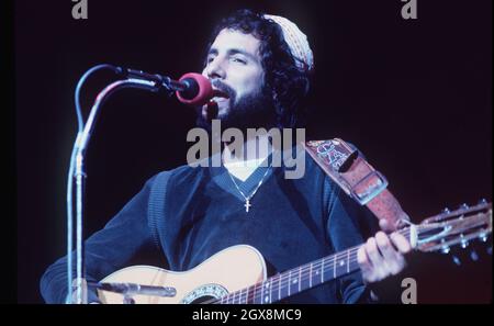 CAT Stevens, heute bekannt als Yusuf Islam, im Konzert 1975 abgebildet. Stockfoto