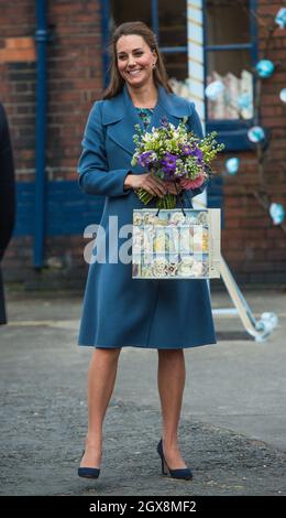 Catherine, Herzogin von Cambridge, trägt einen blauen Sportmax-Mantel und besucht die Emma Bridgewater-Fabrik in Stoke-on-Trent. Stockfoto