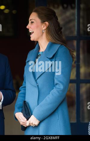 Catherine, Herzogin von Cambridge, trägt einen blauen Sportmax-Mantel und besucht die Emma Bridgewater-Fabrik in Stoke-on-Trent. Stockfoto