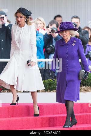 Camilla, Herzogin von Cornwall und Angelica Rivera, Ehefrau des mexikanischen Präsidenten Enrique Pena Nieto, kommen zu einer feierlichen Begrüßung des Präsidenten Enrique Pena Nieto aus den Vereinigten Mexikanischen Staaten bei der Horse Guards Parade in London. Stockfoto