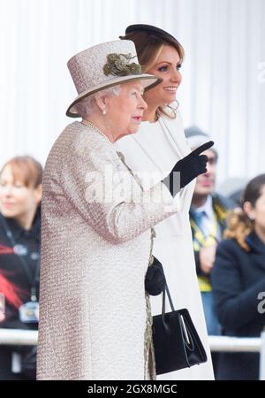 Königin Elizabeth ll und Angelica Rivera, Frau des mexikanischen Präsidenten Enrique Pena Nieto, nehmen an einer feierlichen Begrüßung des Präsidenten der Vereinigten Mexikanischen Staaten bei der Horse Guards Parade in London Teil. Stockfoto