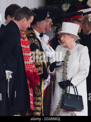 Königin Elizabeth II. Chattet mit dem britischen Premierminister David Cameron während einer feierlichen Begrüßung von Präsident Enrique Pena Nieto aus den Vereinigten Mexikanischen Staaten bei der Horse Guards Parade in London. Stockfoto