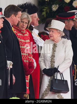 Königin Elizabeth II. Chattet mit dem britischen Premierminister David Cameron und der Innenministerin Theresa May während einer feierlichen Begrüßung von Präsident Enrique Pena Nieto aus den Vereinigten Mexikanischen Staaten bei der Horse Guards Parade in London. Stockfoto