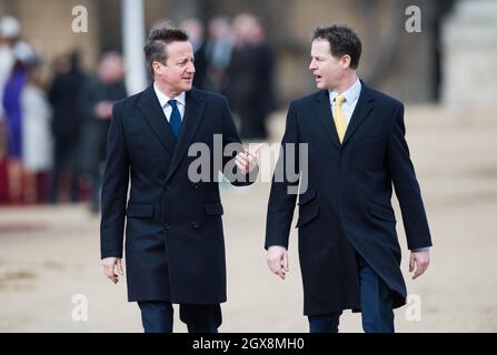Der britische Premierminister David Cameron und der Führer der Liberaldemokraten Nick Clegg nehmen an der feierlichen Begrüßung von Präsident Enrique Pena Nieto aus den Vereinigten Staaten von Mexiko bei der Horse Guards Parade in London Teil. Stockfoto