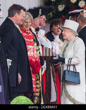 Königin Elizabeth II. Chattet mit dem britischen Premierminister David Cameron und der Innenministerin Theresa May während einer feierlichen Begrüßung von Präsident Enrique Pena Nieto aus den Vereinigten Mexikanischen Staaten bei der Horse Guards Parade in London. Stockfoto