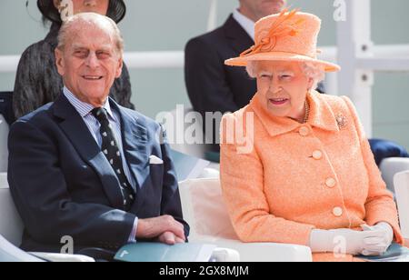 Königin Elizabeth II. Und Prinz Philip, Herzog von Edinburgh, nehmen am 10. März 2015 an der Eröffnungsfeier und Namenszeremonie des neuen P&O Cruises-Schiffes Britannia in Southampton Teil. Stockfoto
