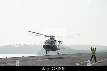 Königin Elizabeth II verlässt den Flughafen mit dem Hubschrauber nach einem Besuch der HMS Ocean in Plymouth am 20. März 2015. Stockfoto