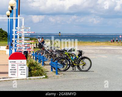 Schilder, die den Abstand zwischen Point de Chassiron auf der Ile d'Oléron (Frankreich) und großen Städten auf der ganzen Welt angeben. Stockfoto