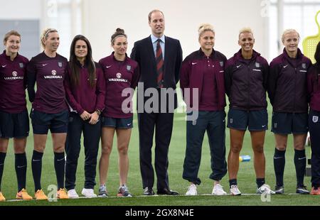 Prinz William, Duke of Cambridge, Präsident des Fußballverbands, stellt sich am 20. März 2015 mit Mitgliedern des England Women Senior Teams im St. George's Park, Burton on Trent, vor. Stockfoto