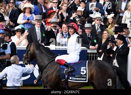 Frankie Dettori feiert am 6. Juni 2015 auf der Rennbahn Epsom das Investec Derby auf seinem Pferd Golden Horn gewonnen Stockfoto