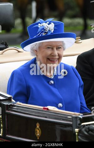 Königin Elizabeth ll kommt am 2. Tag von Royal Ascot am 17. Juni 2015 in der königlichen Prozession an Stockfoto