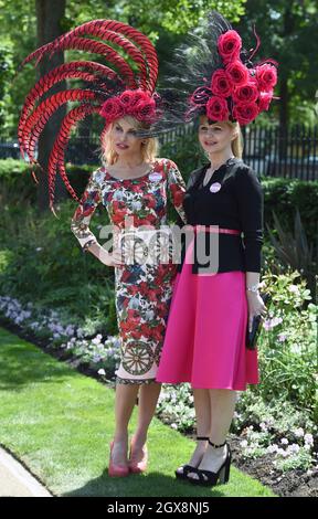 Racegoers in markanten Hüten nehmen am 18. Juni 2015 am Ladies Day im Royal Ascot Teil Stockfoto