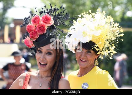 Racegoers in markanten Hüten nehmen am 18. Juni 2015 am Ladies Day im Royal Ascot Teil Stockfoto