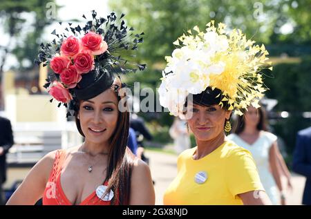 Racegoers in markanten Hüten nehmen am 18. Juni 2015 am Ladies Day im Royal Ascot Teil Stockfoto