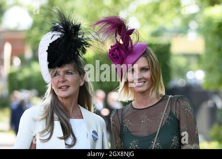 Racegoers in markanten Hüten nehmen am 18. Juni 2015 am Ladies Day im Royal Ascot Teil Stockfoto