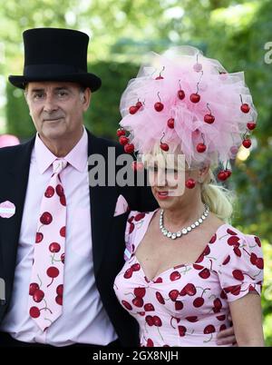 Racegoers in auffälligen Kostümen nehmen am 18. Juni 2015 am Ladies Day im Royal Ascot Teil Stockfoto