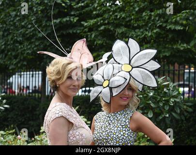 Racegoers in markanten Hüten nehmen am 18. Juni 2015 am Ladies Day im Royal Ascot Teil Stockfoto