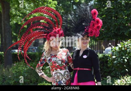 Racegoers in markanten Hüten nehmen am 18. Juni 2015 am Ladies Day im Royal Ascot Teil Stockfoto