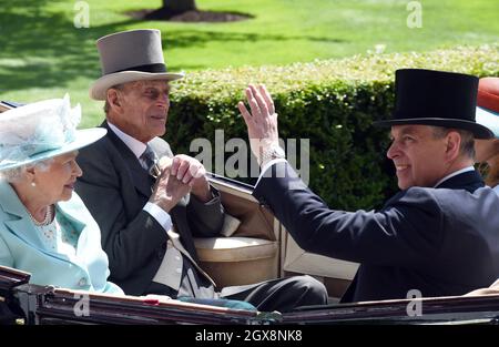 Königin Elizabeth II., Prinz Philip, Herzog von Edinburgh und Prinz Andrew, Herzog von York, kommen in einem offenen Wagen an, um am 18. Juni 2015 am Ladies Day im Royal Ascot teilzunehmen Stockfoto