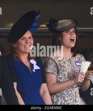 Sarah Ferguson, Herzogin von York und Prinzessin Eugenie nehmen am 4. Tag von Royal Ascot am 19. Juni 2015 Teil. Stockfoto