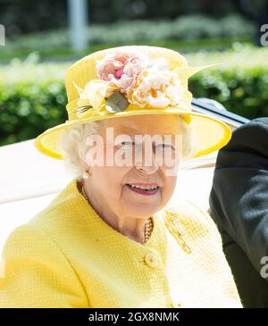 Königin Elizabeth ll kommt in einem offenen Wagen an, um am 4. Tag von Royal Ascot am 19. Juni 2015 teilzunehmen. Stockfoto